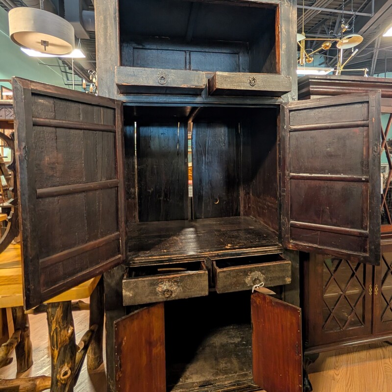 Chinese Qing Dynasty, Mid 19th Century, Elm Wood<br />
40.5 x 25.5 x 89.75h