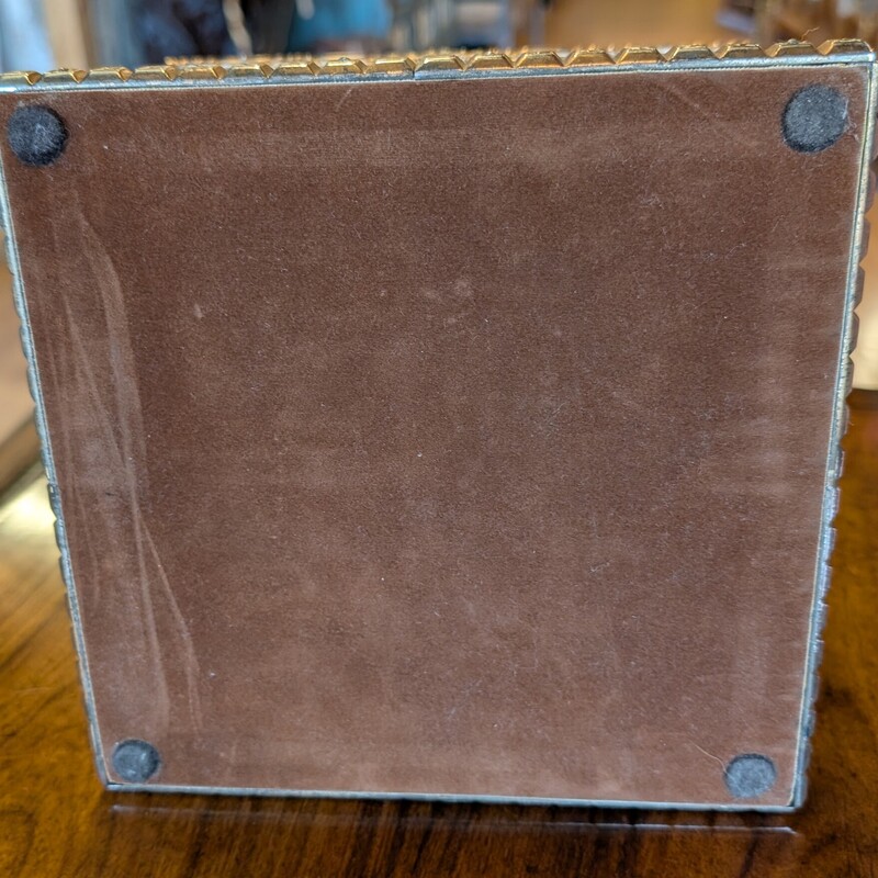 Maitland Smith Decor Box, Brass, Accents<br />
8 x 8 x 9h