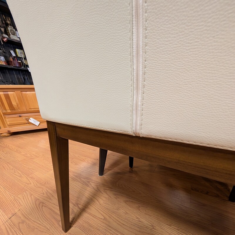 Soho Concept Leatherette, White, Set Of 8<br />
22.5 x 19 x 30h<br />
19 Seat Height