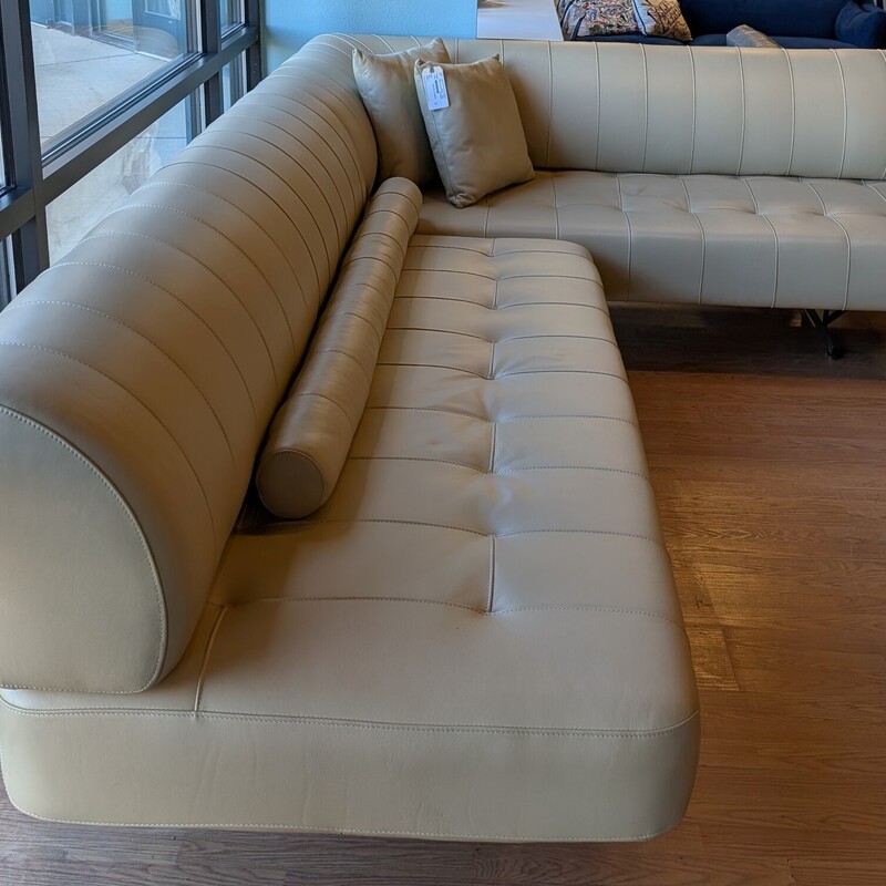 Maui 2pc Sectional Cream, Leather, Pillows<br />
115 x 36 x 82<br />
Seat Height 17