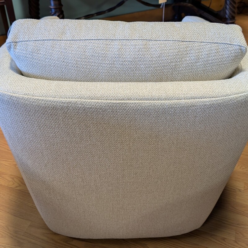 Room & Board, Off White, Sunford<br />
30 x 35 x 33h