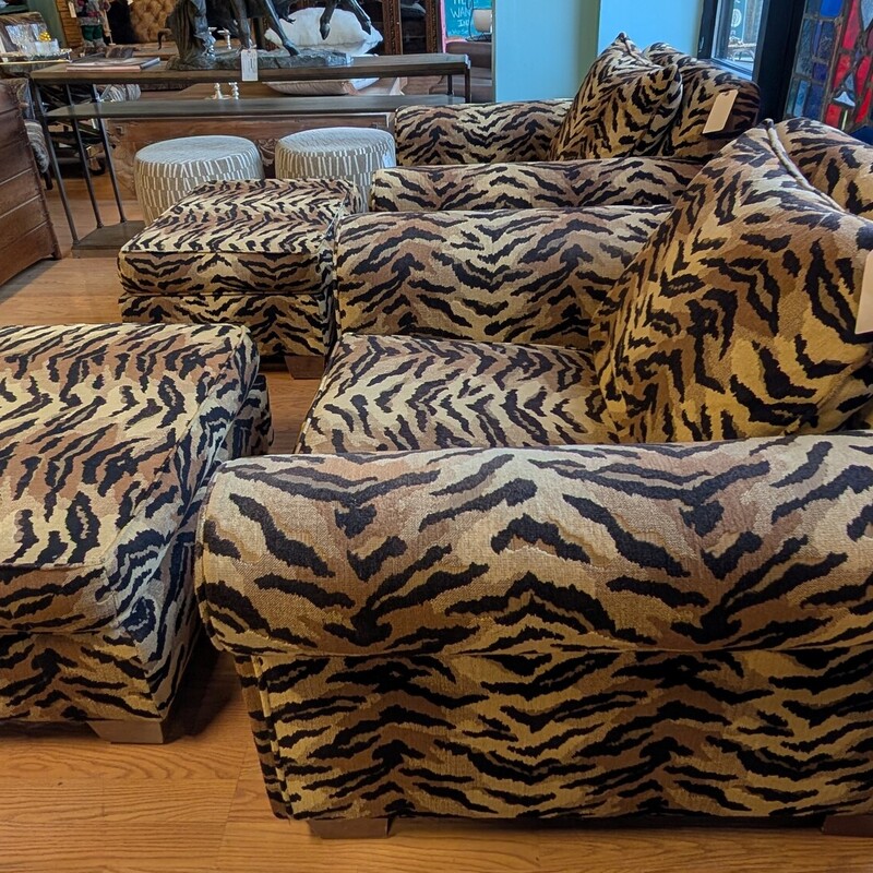 Leopard Arm Chair & Ottoman<br />
44 x 38 x 34h